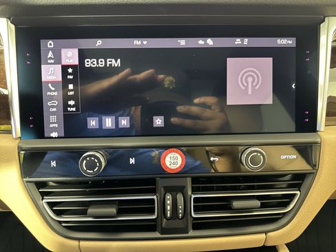 Used 2025 Porsche Macan image 24