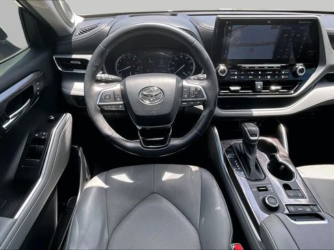 Used 2021 Toyota Highlander Platinum AWD/4WD image 6