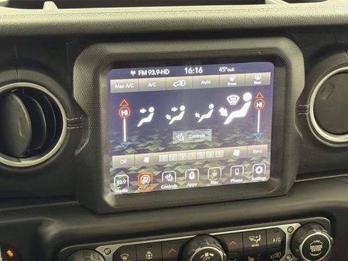 Used 2020 Jeep Wrangler Unlimited Sahara image 21