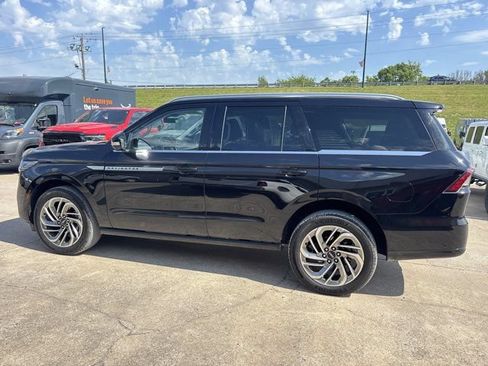 Used 2025 Lincoln Navigator Reserve AWD/4WD image 11