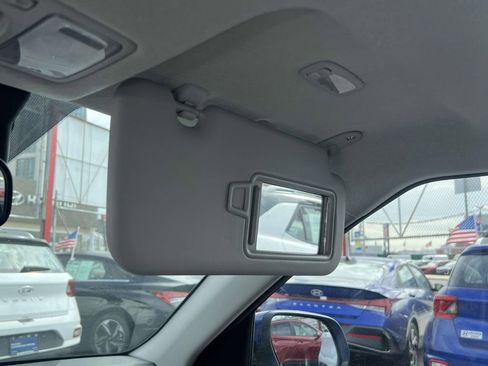 Used 2025 Hyundai Venue SEL image 39