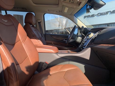 Used 2019 Cadillac Escalade ESV Luxury image 35