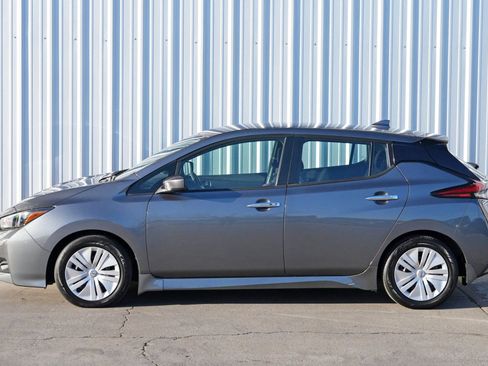 Used 2025 Nissan Leaf S image 40