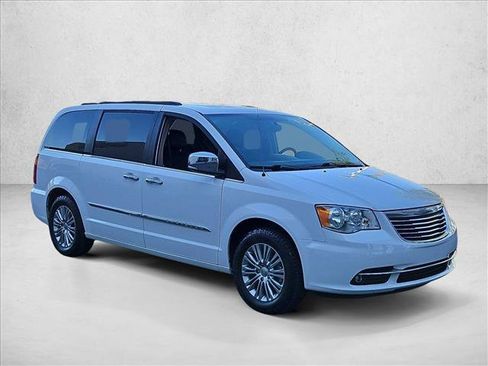 Used 2016 Chrysler Town & Country Touring-L FWD image 3