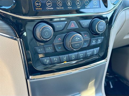 Used 2021 Jeep Grand Cherokee Limited w/ Luxury Group II image 16