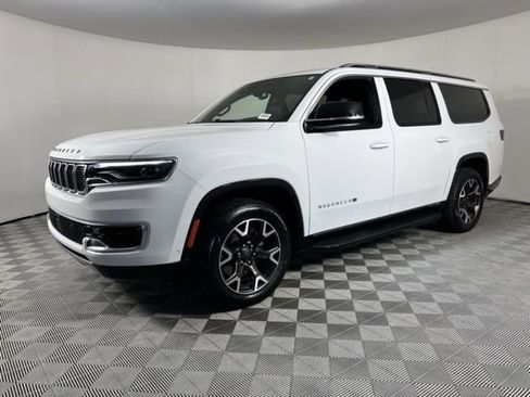 Used 2023 Jeep Wagoneer L Series III w/ Preferred Equipment Group image 3