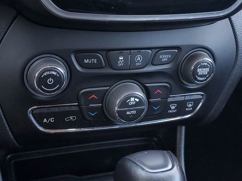 Used 2020 Jeep Cherokee Limited image 23