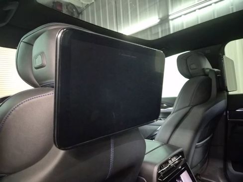 Certified 2025 Cadillac Escalade IQ Luxury 1 w/ Smart Trailering package image 18