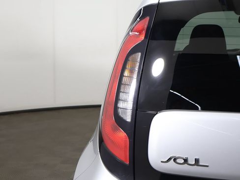 Used 2017 Kia Soul + FWD image 12