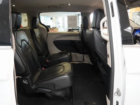 Used 2017 Chrysler Pacifica Touring-L image 26