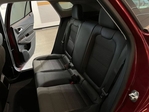 Used 2025 Chevrolet Trax LT w/ LT Convenience Package FWD image 38