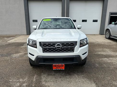 Used 2024 Nissan Frontier SV AWD/4WD image 3
