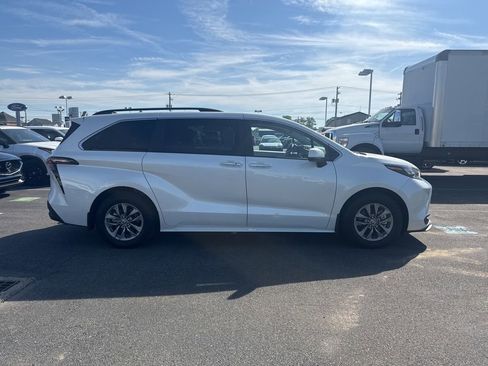 Used 2025 Toyota Sienna XLE FWD image 4