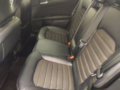 Used 2018 Ford Fusion SE w/ Equipment Group 201A FWD image 18