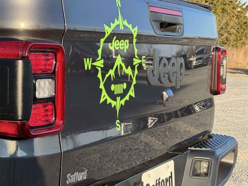 Used 2025 Jeep Gladiator Willys image 10