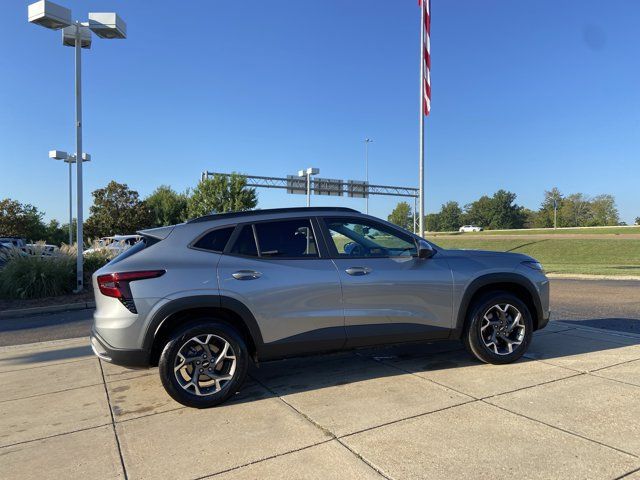 Used 2024 Chevrolet Trax LT w/ Driver Confidence Package FWD image 16