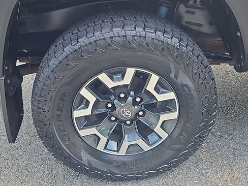 Used 2022 Toyota Tacoma TRD Off-Road AWD/4WD image 24