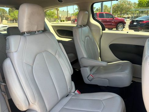Used 2021 Chrysler Voyager Lxi FWD image 4