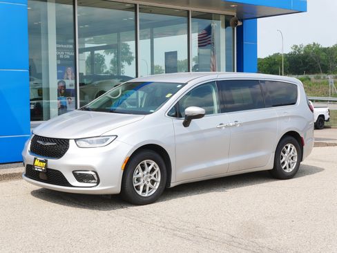 Used 2023 Chrysler Pacifica Touring-L FWD image 6