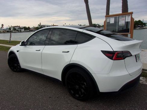 Used 2021 Tesla Model Y Long Range image 8