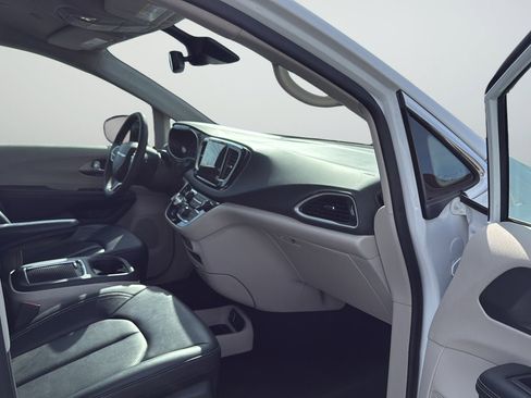 Used 2024 Chrysler Pacifica Touring-L image 37