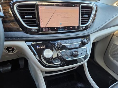 Used 2024 Chrysler Pacifica Limited image 30