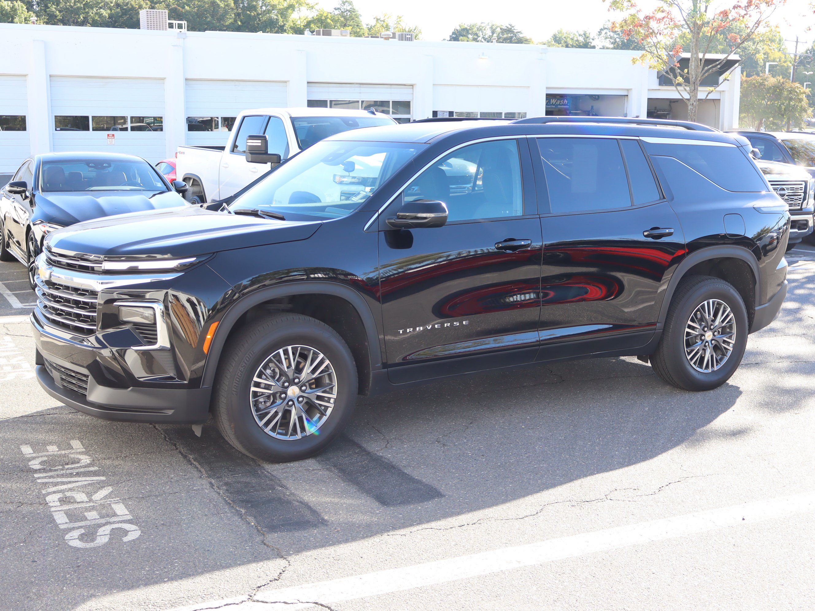 Used 2025 Chevrolet Traverse LT FWD image 5
