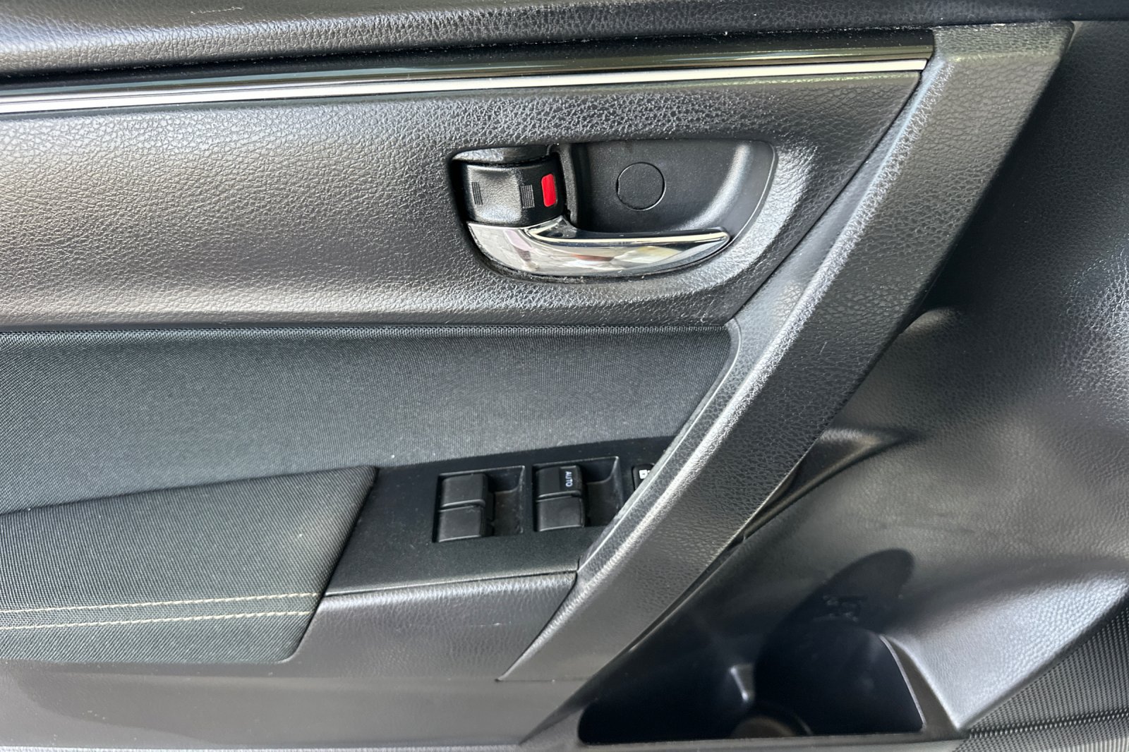 Used 2017 Toyota Corolla LE FWD image 11