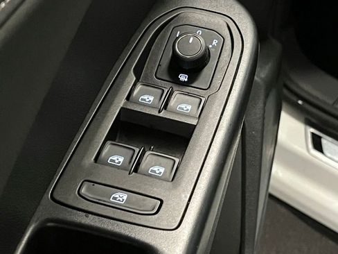 Used 2025 Volkswagen Taos SE AWD/4WD image 18