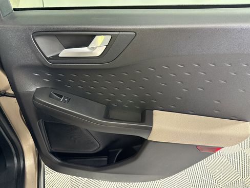 Used 2020 Ford Escape SE image 27