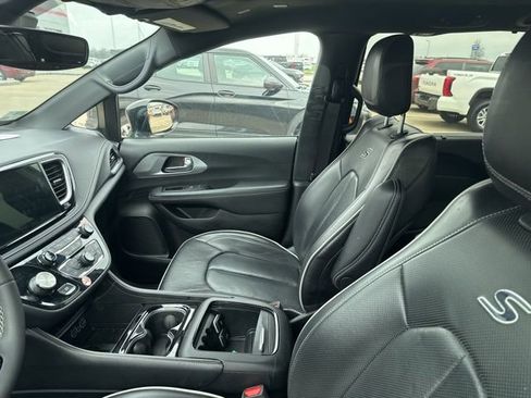 Used 2025 Chrysler Pacifica Limited image 35