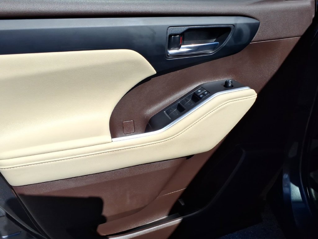 Used 2020 Toyota Highlander XLE FWD image 16