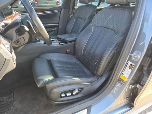 Used 2018 BMW M550i xDrive image 8