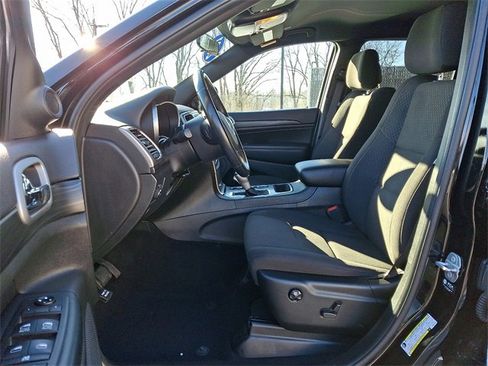 Used 2021 Jeep Grand Cherokee Laredo image 16