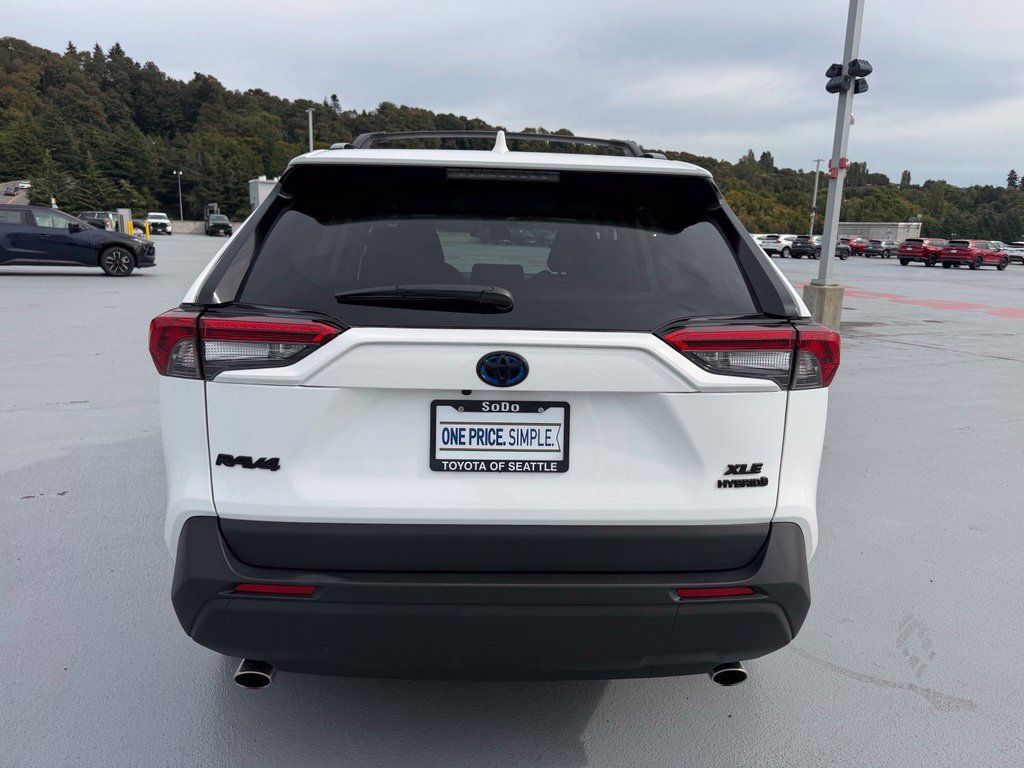 Used 2022 Toyota RAV4 XLE w/ Convenience Package AWD/4WD image 4