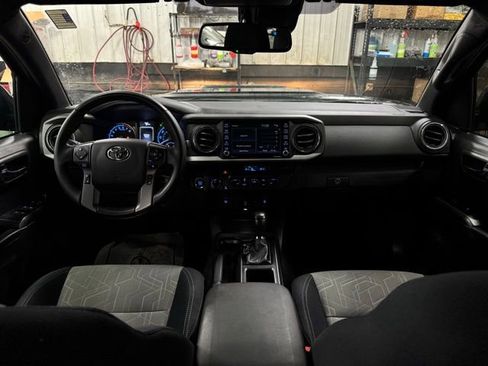 Used 2022 Toyota Tacoma TRD Sport image 18