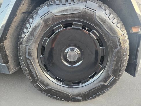 Used 2024 Tesla Cybertruck AWD Crew Cab image 18