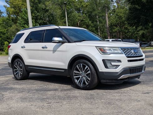 Used 2017 Ford Explorer Platinum AWD/4WD image 2