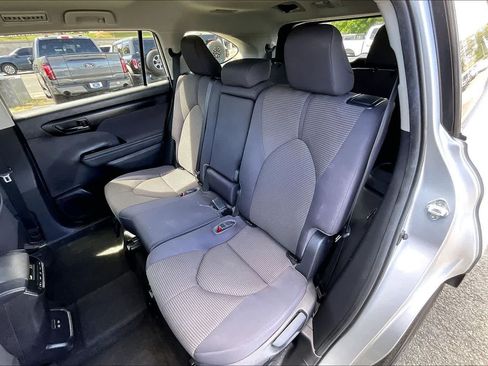 Used 2023 Toyota Highlander L FWD image 29