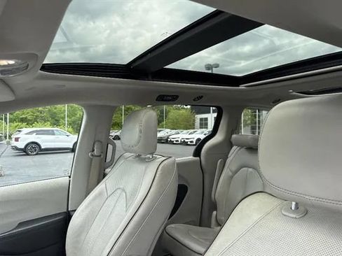 Used 2020 Chrysler Pacifica Limited FWD image 15