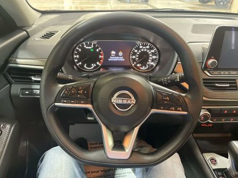 Used 2024 Nissan Altima 2.5 SV FWD image 14