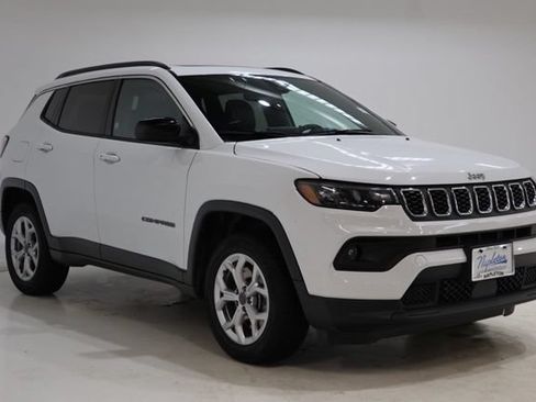 Used 2025 Jeep Compass Latitude w/ Sun & Sound Group AWD/4WD image 1