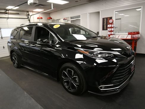 Used 2025 Toyota Sienna Platinum AWD/4WD image 2