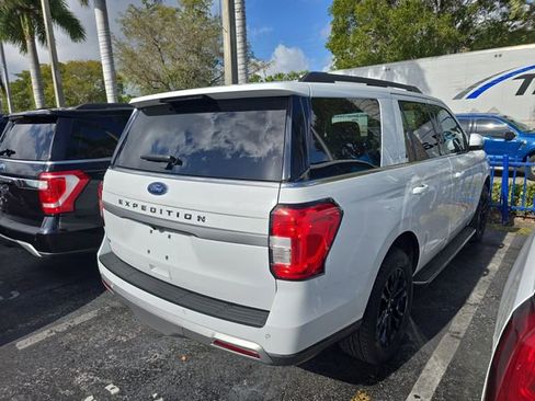 Used 2023 Ford Expedition XLT image 3