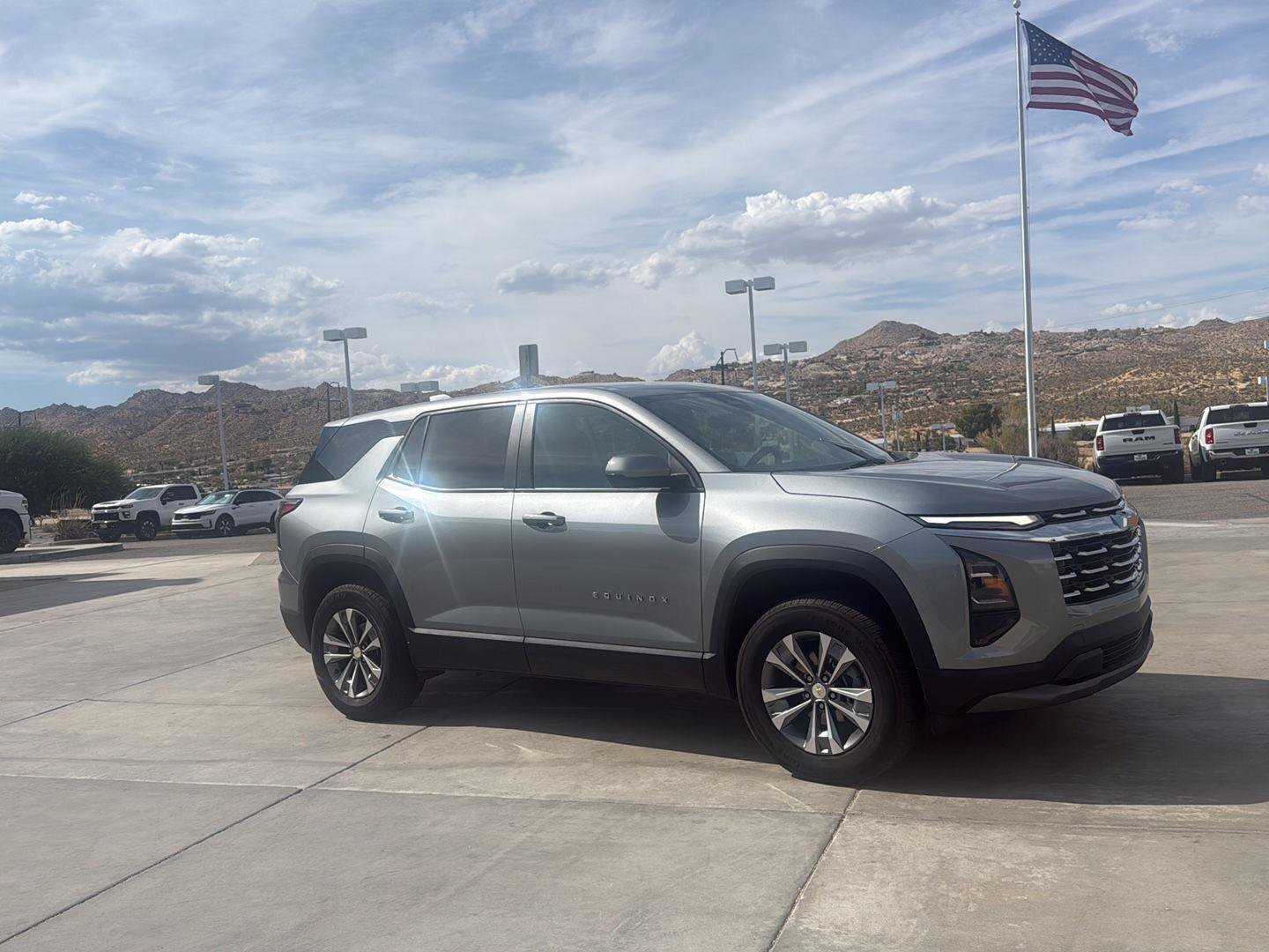 Used 2025 Chevrolet Equinox LT FWD image 2