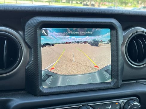 Used 2023 Jeep Gladiator Sport AWD/4WD image 19