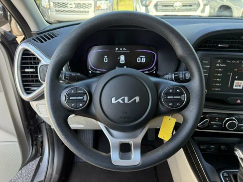 Used 2025 Kia Soul LX w/ LX Technology Package FWD image 5