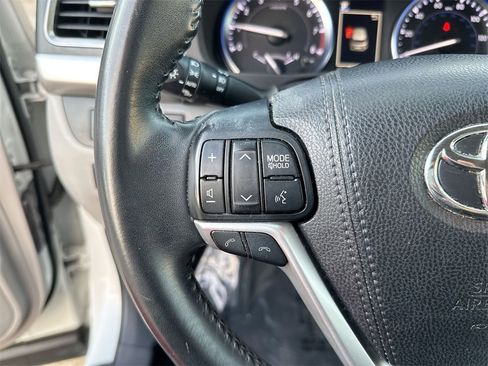 Used 2017 Toyota Highlander XLE image 17