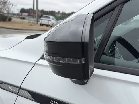 Used 2022 Volkswagen Tiguan SE R-Line image 33