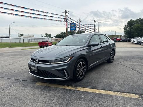 Used 2025 Volkswagen Jetta SE FWD image 9